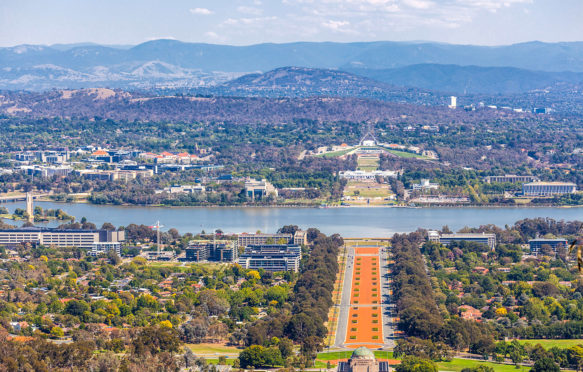 View of Canberra from Mount Ainslie lookout, Australia. Credit: Piter Lenk / Alamy Stock Photo. M8TY9H